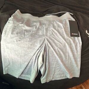 Men’s Lulumeon shorts NWT